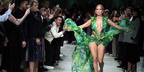 jennifer lopez vestito verde versace|jennifer lopez versace 2020.